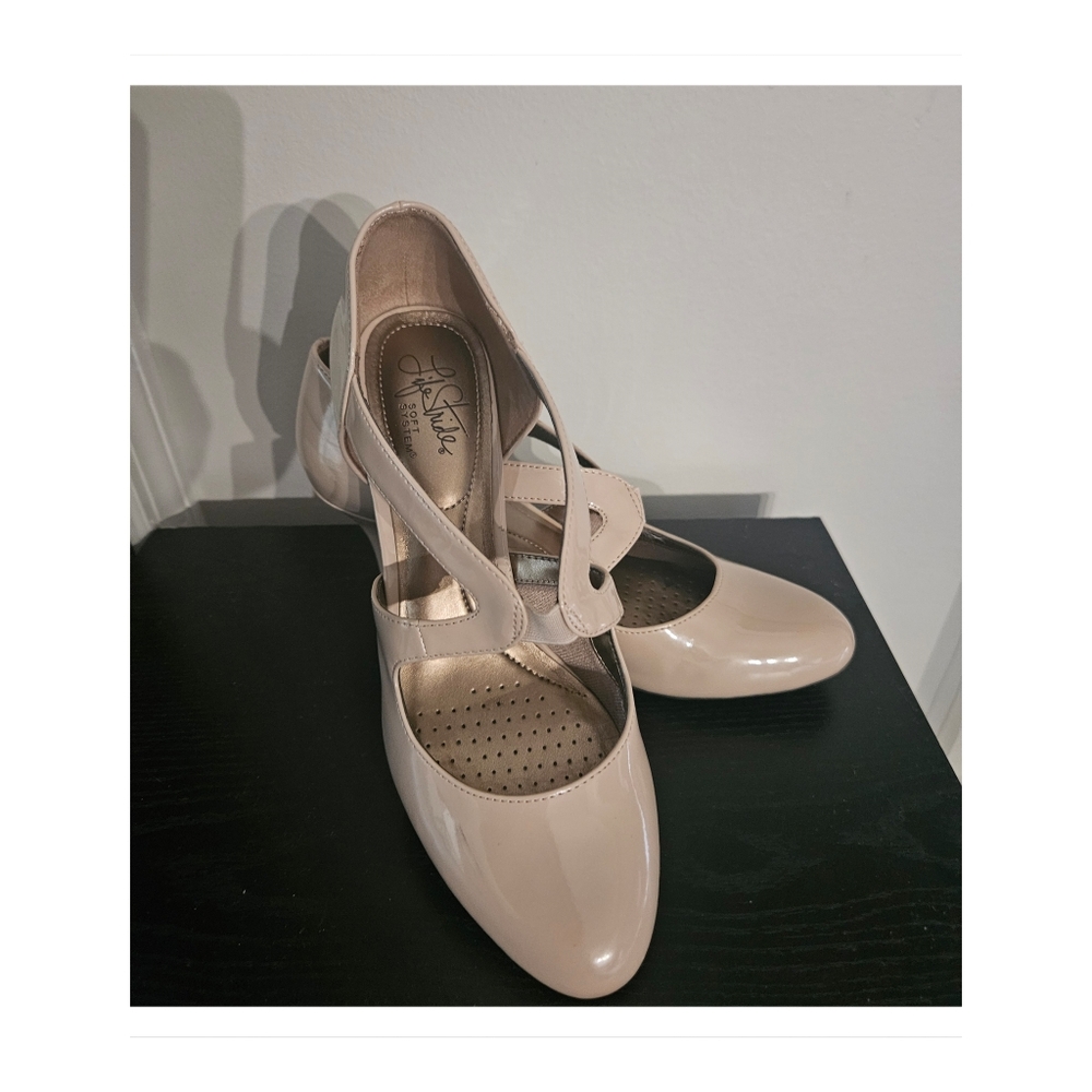 LifeStride Parker Beige Patent Mary Jane Heels Size 8.5 W • 3" Heel • Comfort